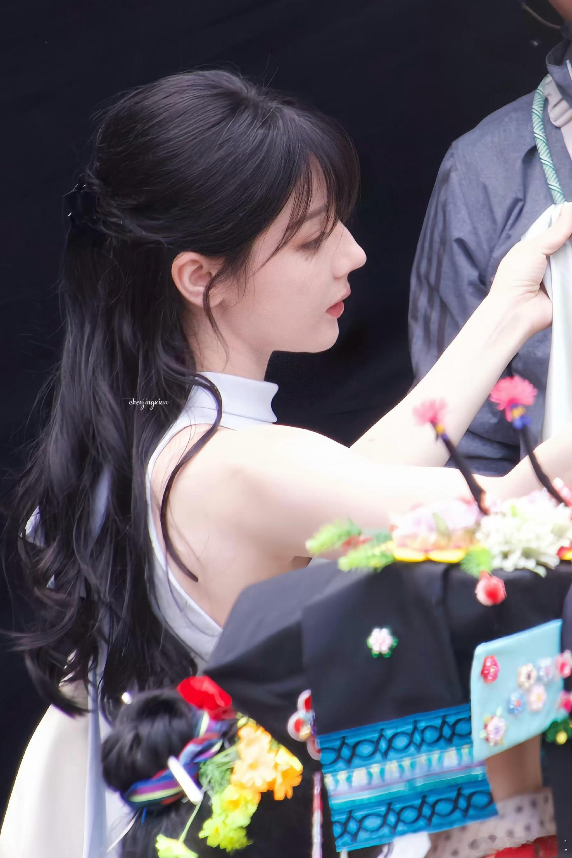 迪丽热巴卫蓝白色连衣裙卫蓝的新皮肤也太好看了吧！💙一袭白裙温柔到发光，自带