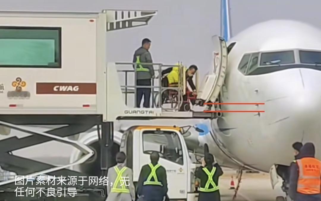 郑智化爬行登机:25公分高差下的无障碍之困前言“他说风雨中这点痛算什