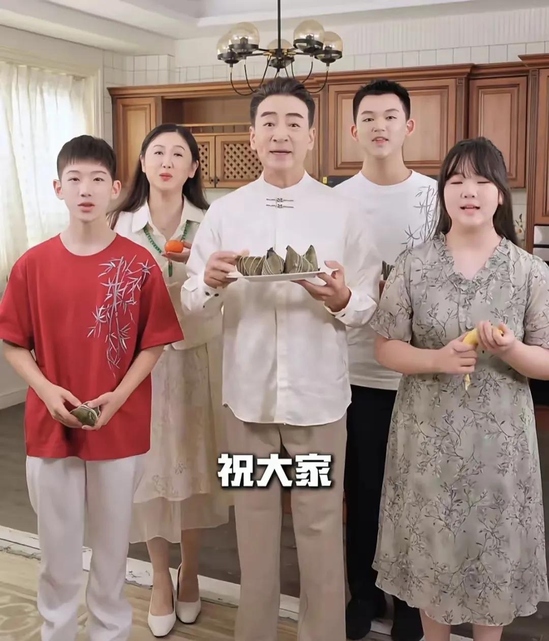 寇振海的端午节真的是很让人羡慕，70岁的年纪，老婆孩子都在身边。很多人觉得寇振海