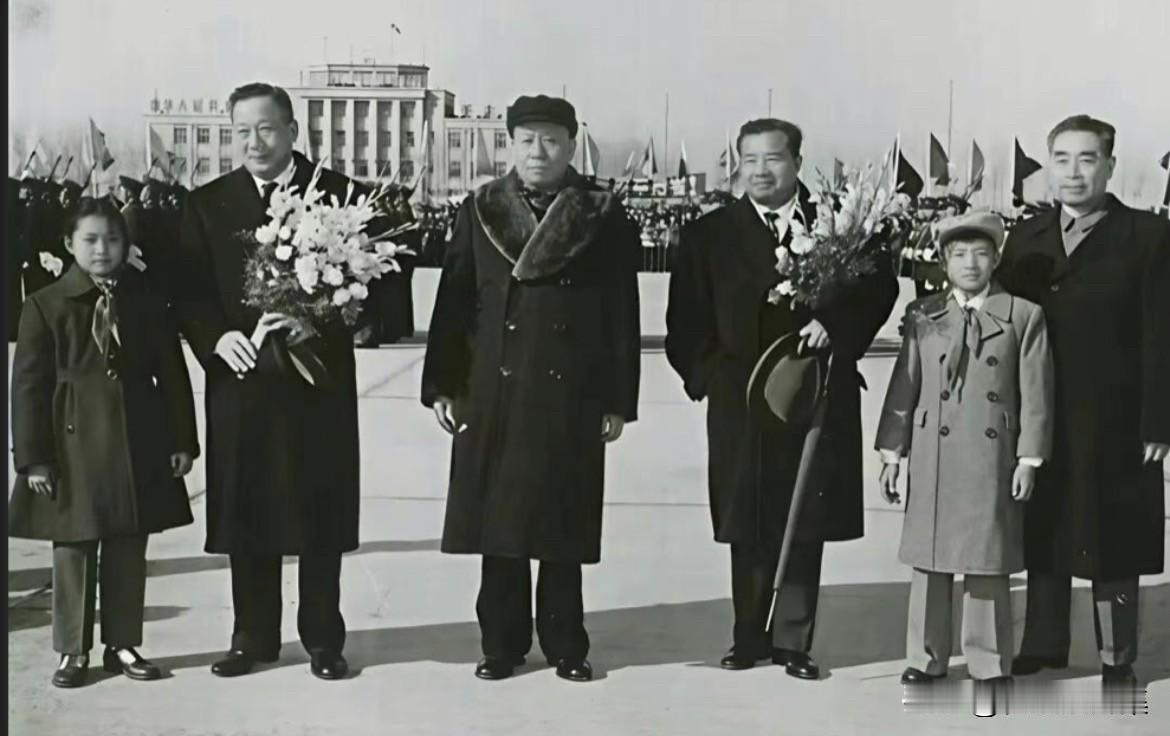 1961年，刘少奇和周恩来接见来华访问的老挝国王和亲王。同年4月25日中老正式建