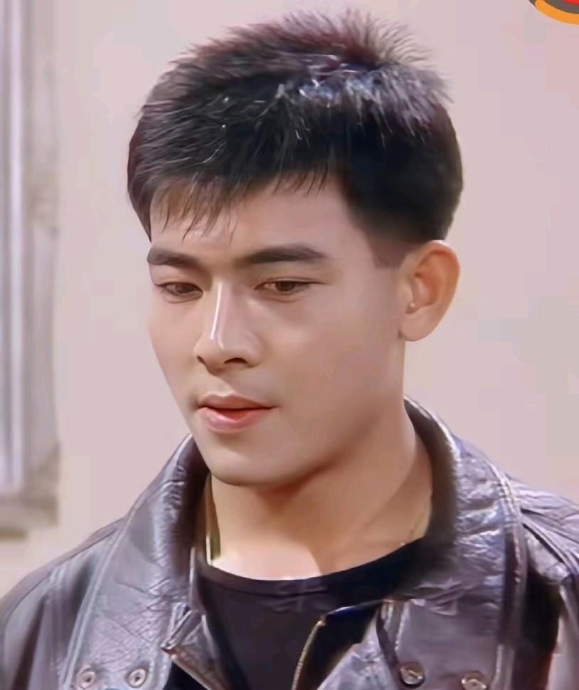 他比刘德华还帅，年轻的时候真的是太帅了，颜值看上去比天王刘德华还帅，五官看着比刘