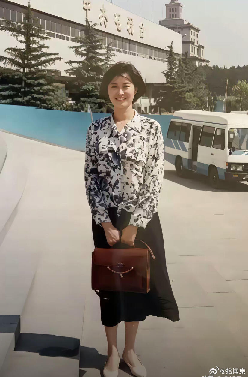 这是1994春天的某一天，敬一丹在中央电视台门前的一张留影，当时的敬一丹只有39