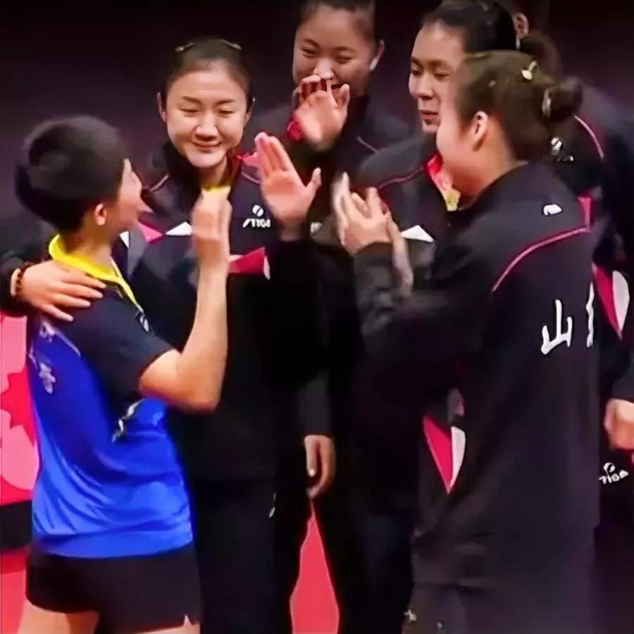 山东队拿冠军了！可我隔着屏幕都替现场“拧巴”——不是冠军不配，是那满场“