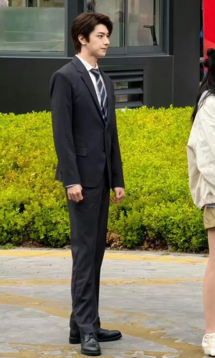 关晓彤这么些年终于迎来了她的身高差男主，不用在困扰穿板鞋了，彤姐也是实现了演戏穿
