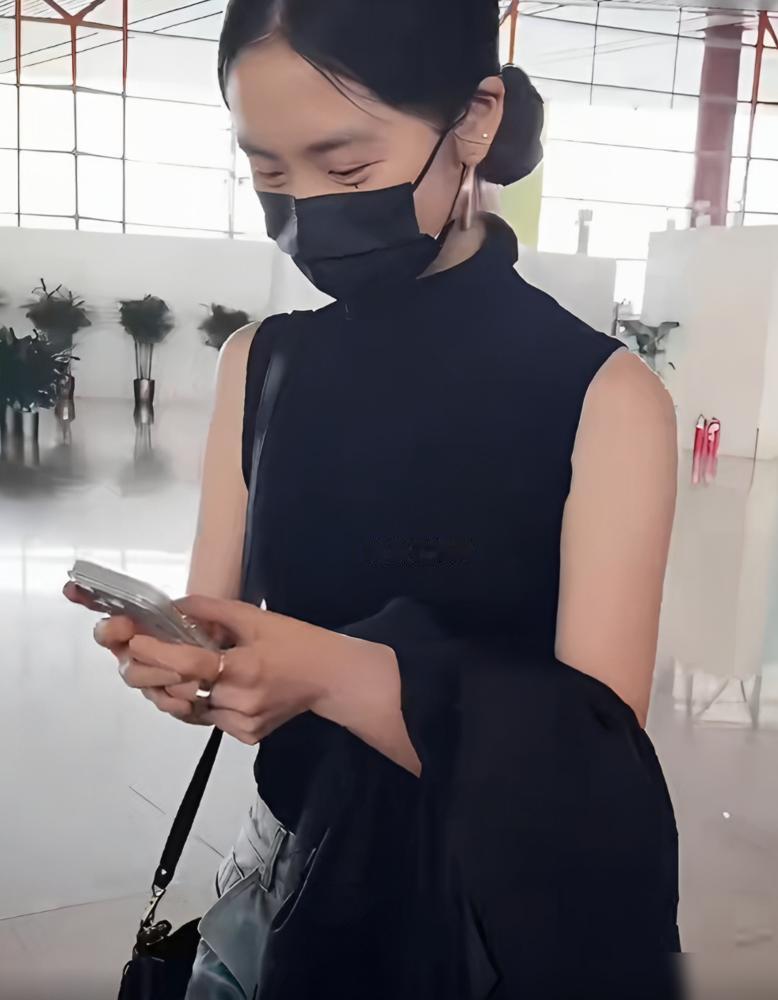 黄多多又上热搜了。这次是因为一件黑背心，一条牛仔裤。通稿都在夸，遗传了孙莉
