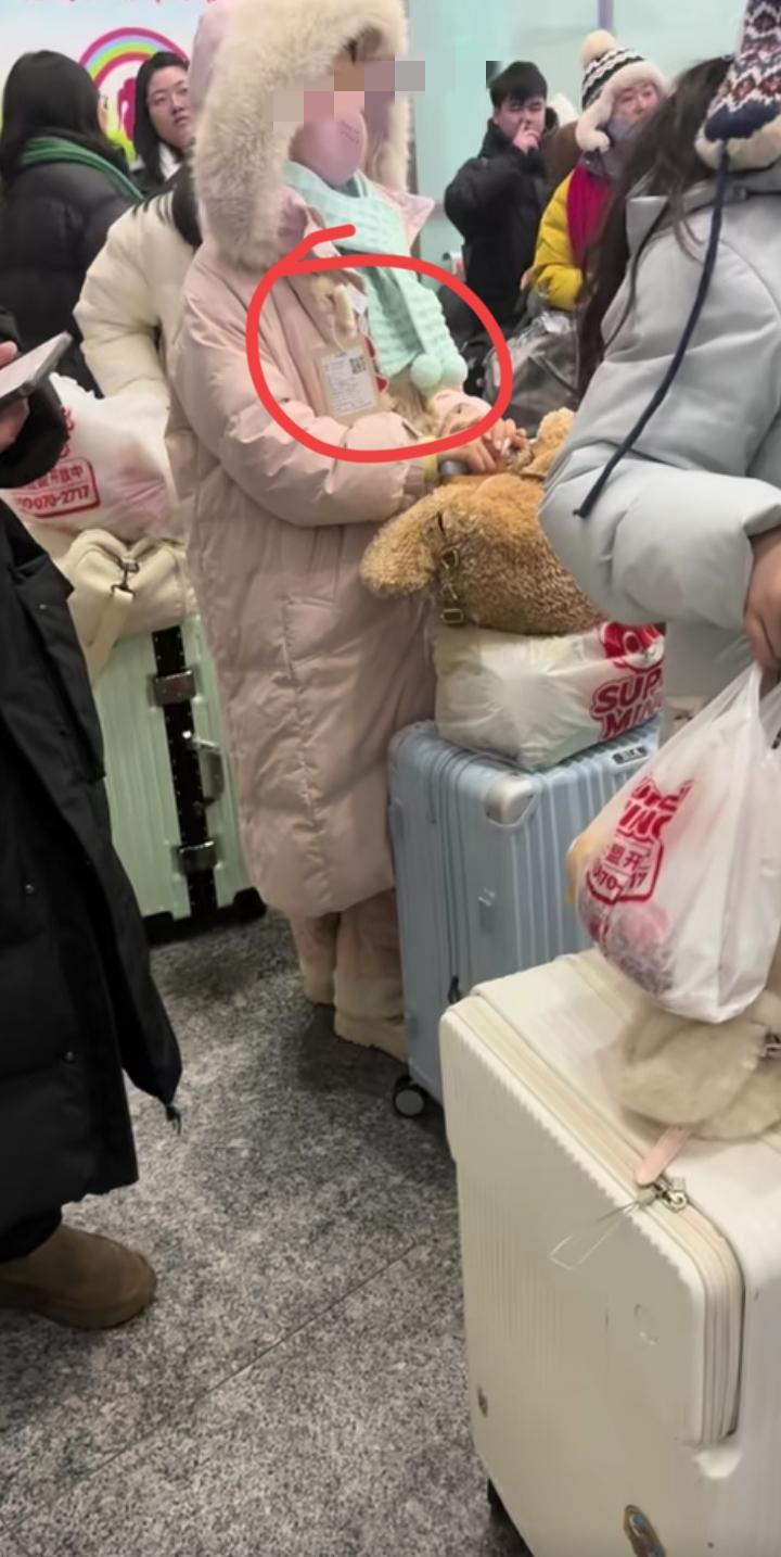 卖服装的商家注意了这件粉色的棉服如果被退货一定不要同意你看吊牌还好好的在