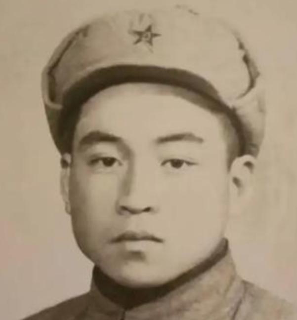 1951年，美军俘虏了一个17岁的志愿军战士，美军用电话线把他捆住，连夜拉去领赏