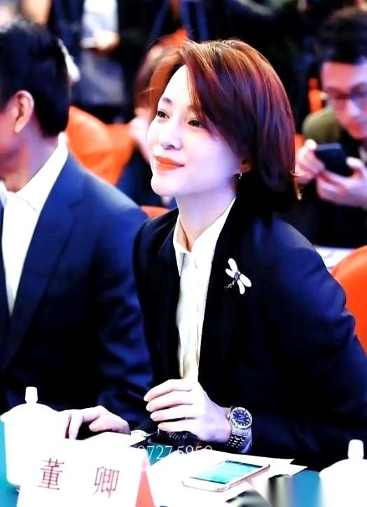 那套洛杉矶750万美金的豪宅，她还是卖了。还有上海的老洋房。都卖了，帮丈夫还