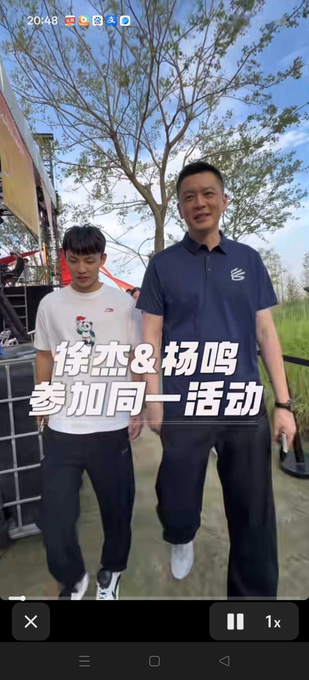 杨鸣和徐杰一同参加活动，两人互加微信，杨明指导调侃:一旦再就业了，我就把你挖走，