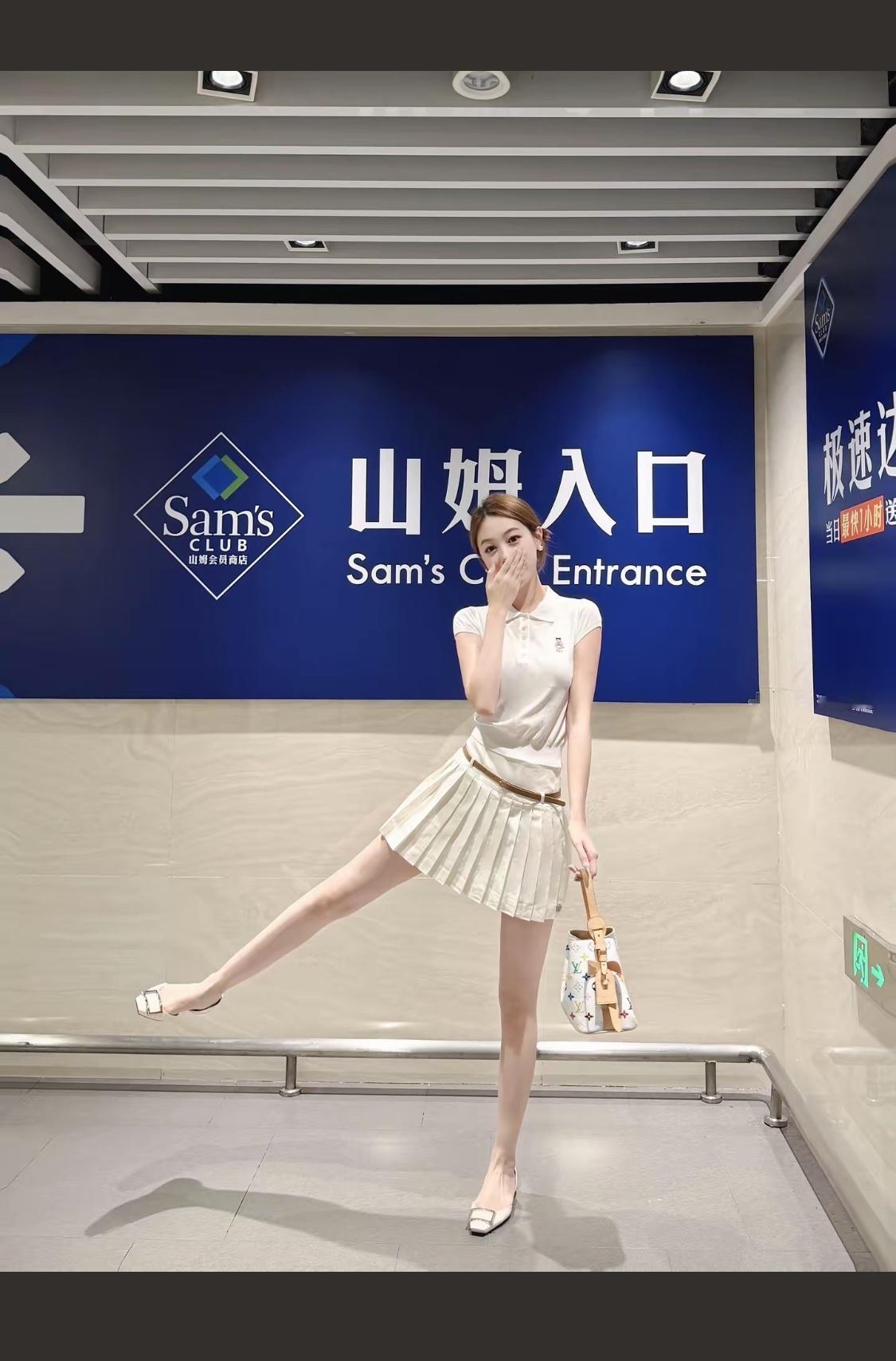 优雅穿搭指南：简约白裙与平底鞋的完美搭配