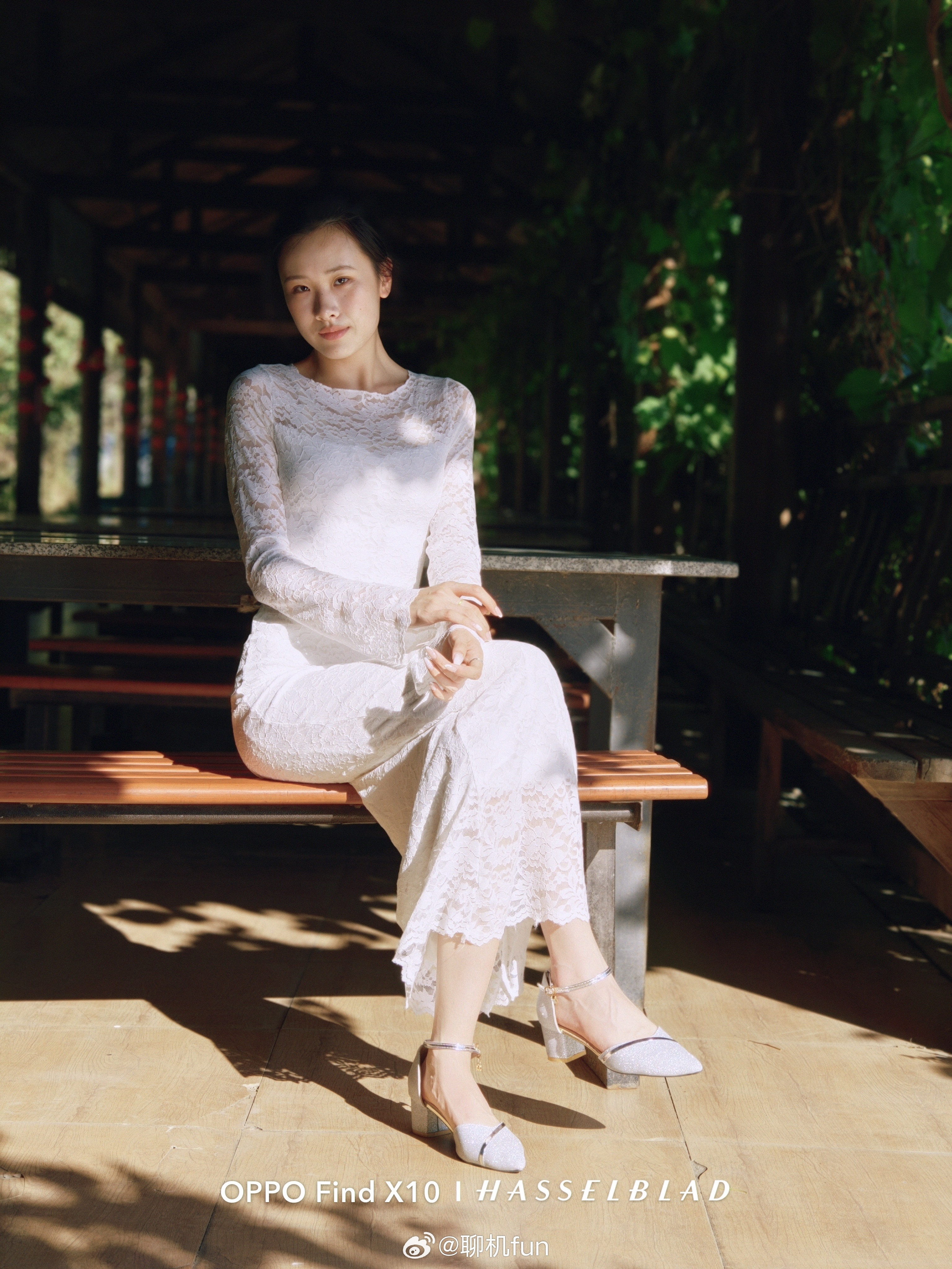 秋天的室外人像，交给OPPOFindX10试试。这组还是白蕾丝长裙的路子