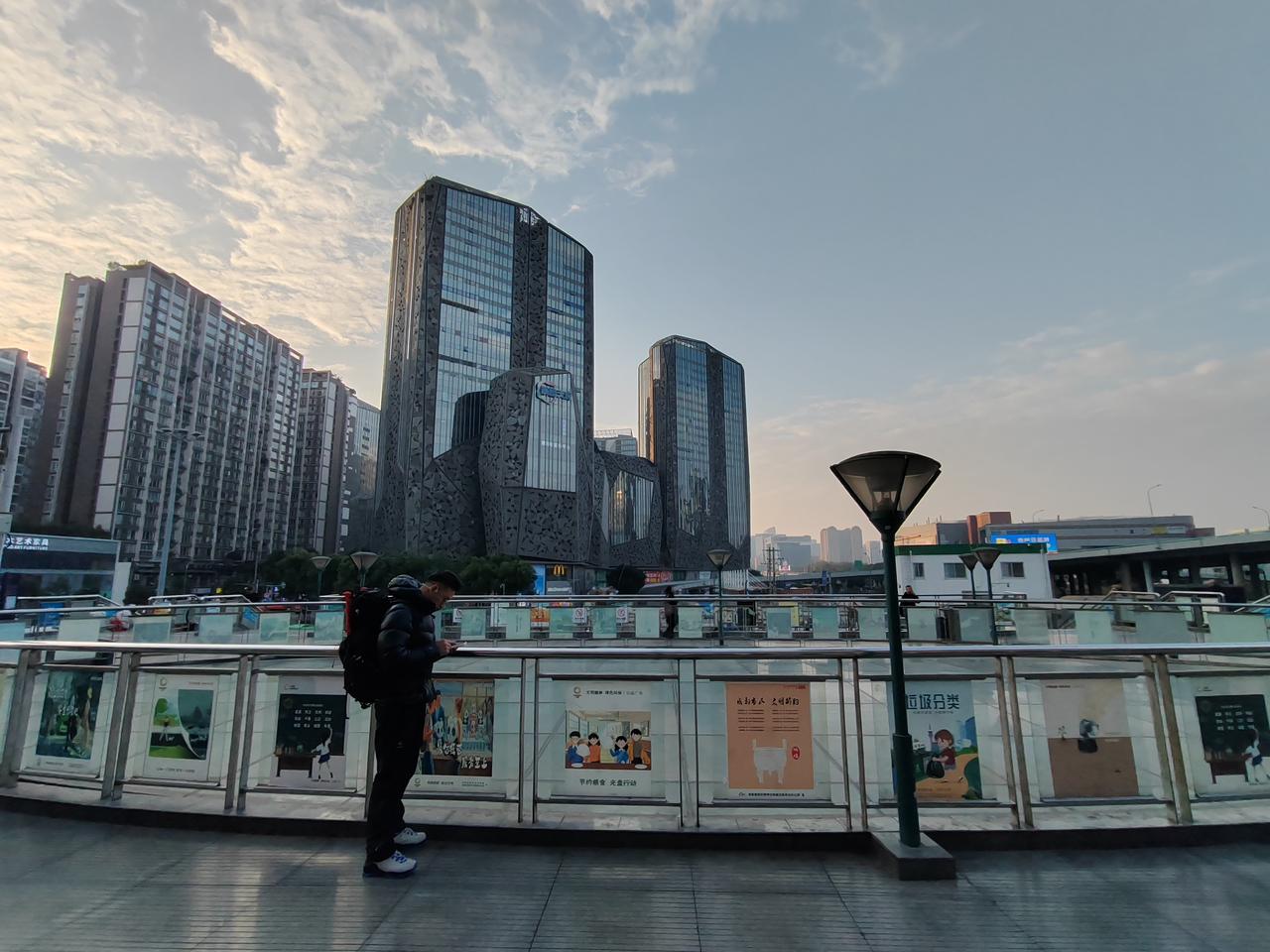 火车南站人潮如织，却不见半分拥挤混乱。旅客行色匆匆，脚步与指引同频，安检口队伍蜿