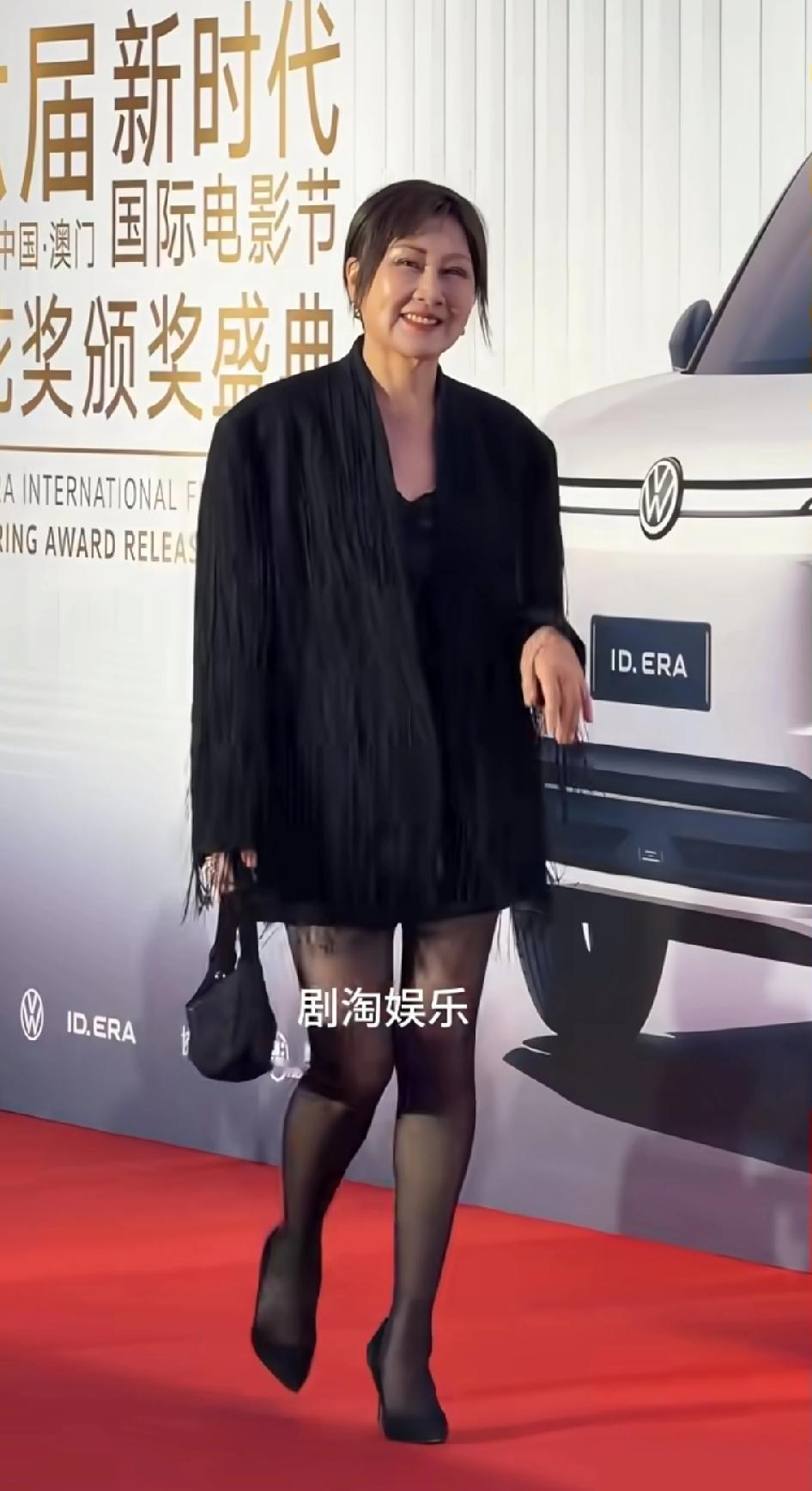 我的老天奶呀！我想代表喜欢《渴望》的粉丝们大胆说一句，张凯丽这次的造型根