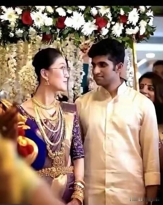 刷到个帖子，都看乐了：中国姑娘嫁印度小哥，因入乡随俗画图腾、点朱砂、穿鼻环，印度