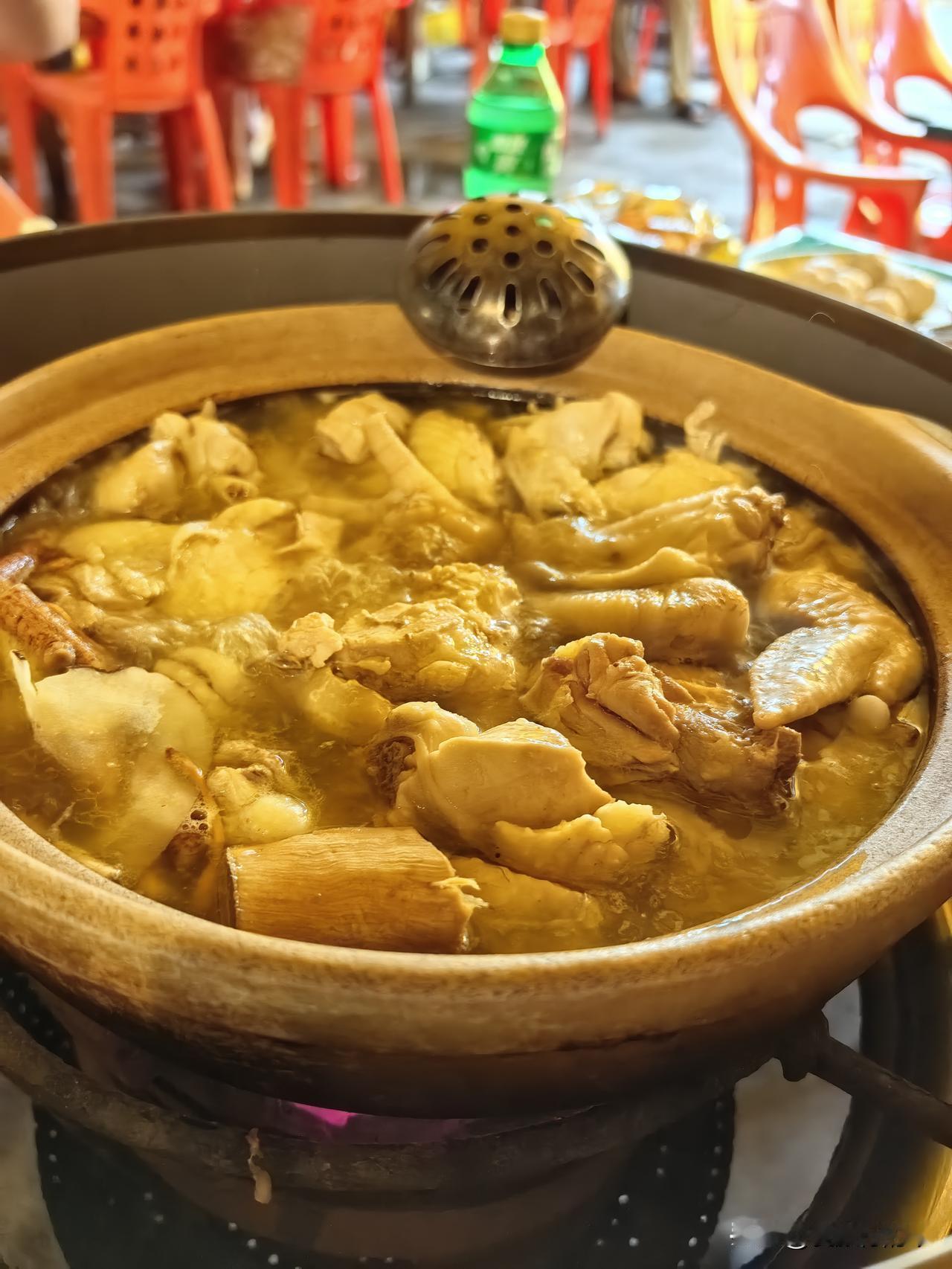 前几天去广州办事，和朋友聚餐吃鸡煲，炭炉鸡煲倒是第一次吃！附近是广州航海学院，来