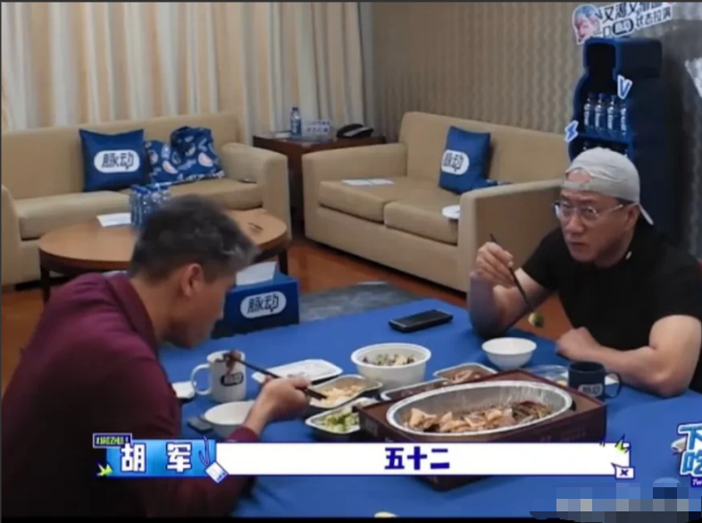 胡军对李乃文说：“你今年多少岁了？”李乃文：“52岁。”胡军：“你真得给自己留点肌肉，男人最关键的就