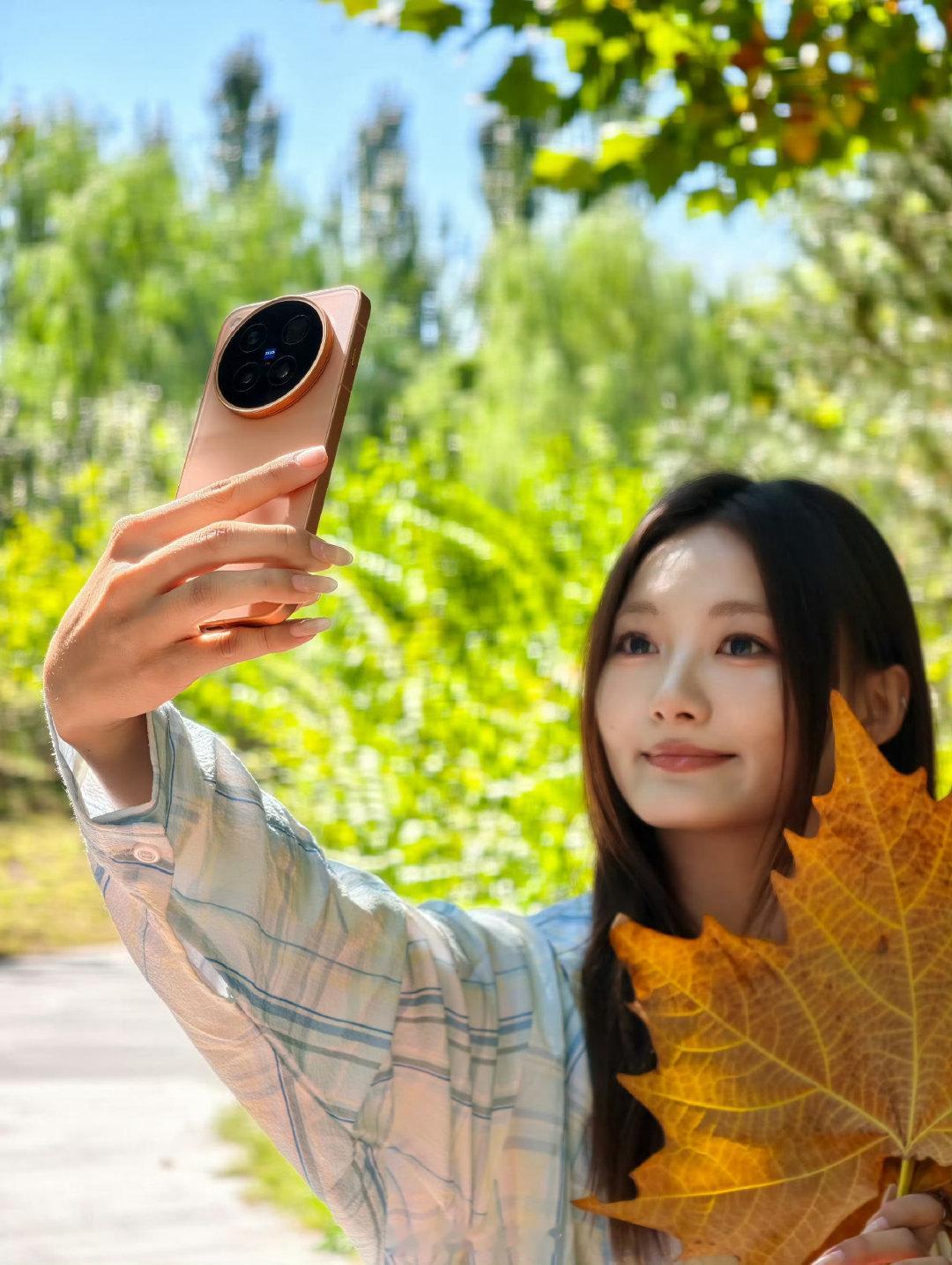 #今年最好的2K屏都在vivo#今年一众旗舰里，vivo的2K屏格外亮眼。Q11材质大幅降低功耗，色