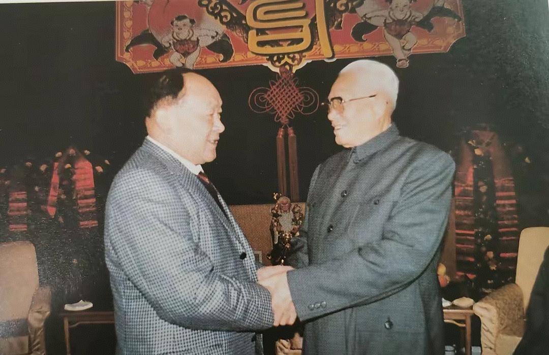 2003年金秋十月，时任总参谋长的梁光烈专程探望老首长张震上将，照片中，戎马一生