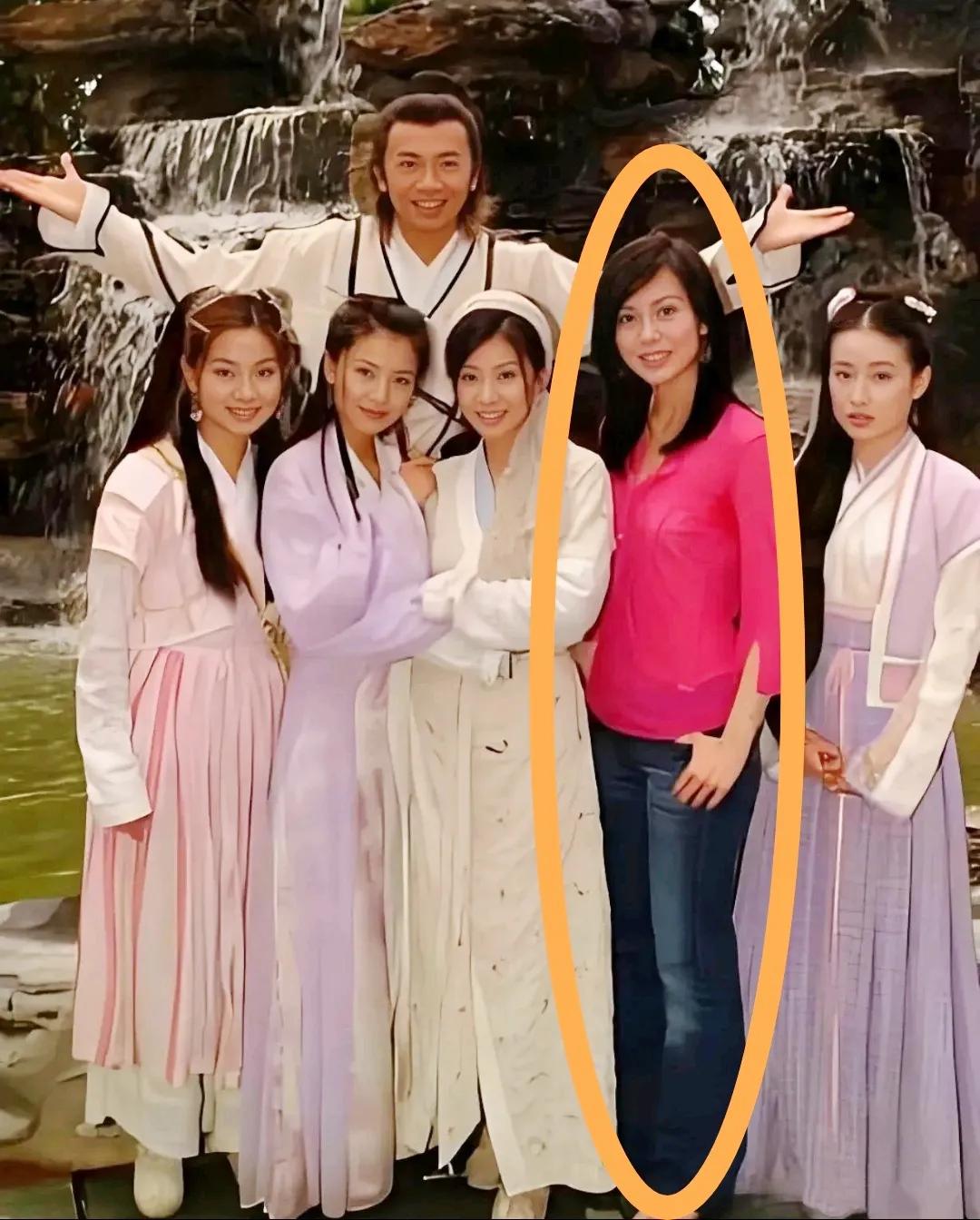 突然明白高个子有时会惹人“烦”了，哈哈！看这张早期苏有朋和几位美女的合影照片，本