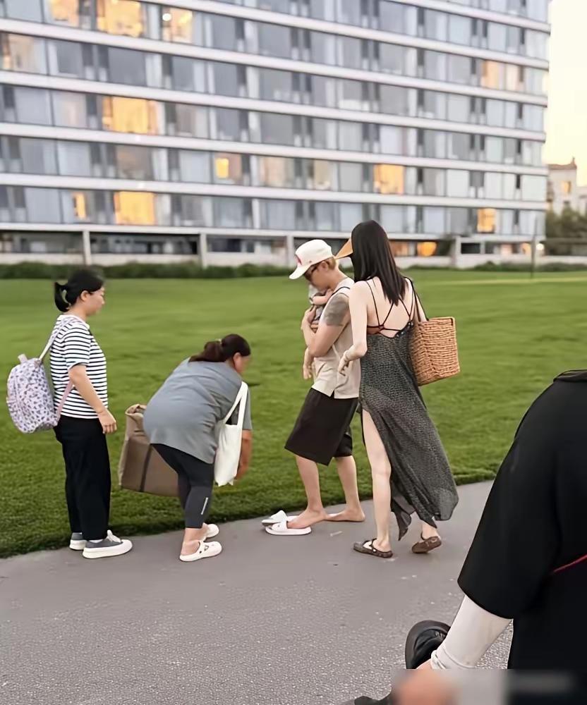 陈伟霆何穗又出来溜娃了，何穗还是挺有福的，二婚还嫁个这么好的。伟霆可是高富帅啊，