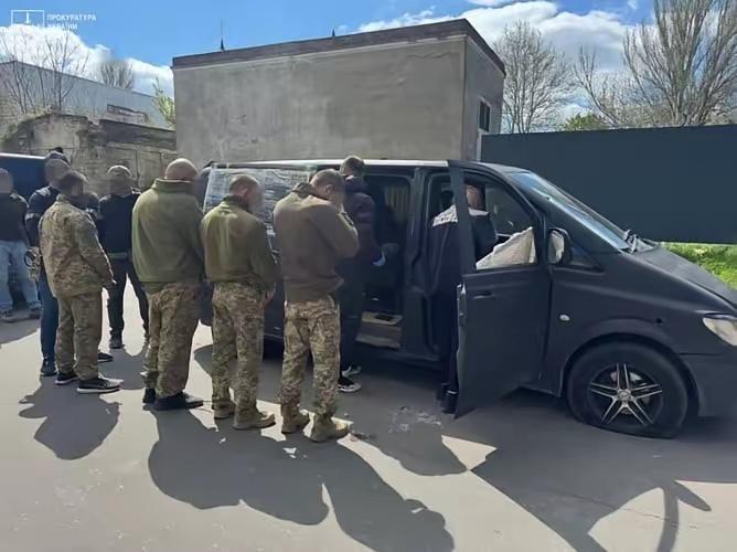 乌克兰爆发内乱，特种兵对征兵人员开火，车上搜出成捆的美元现金这帮人真是胆大包