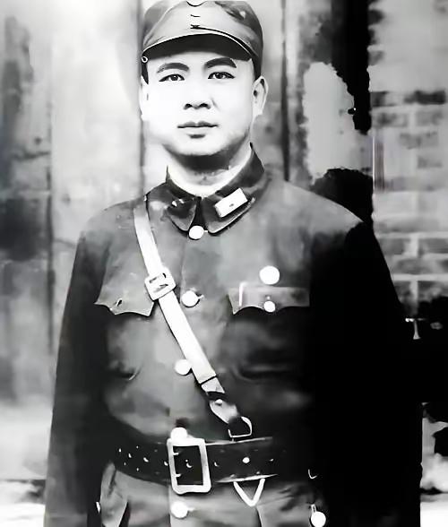 1950年，李苍降在台湾不幸被捕，敌人为了让他屈服，就叫来了他怀孕的妻子，指着她