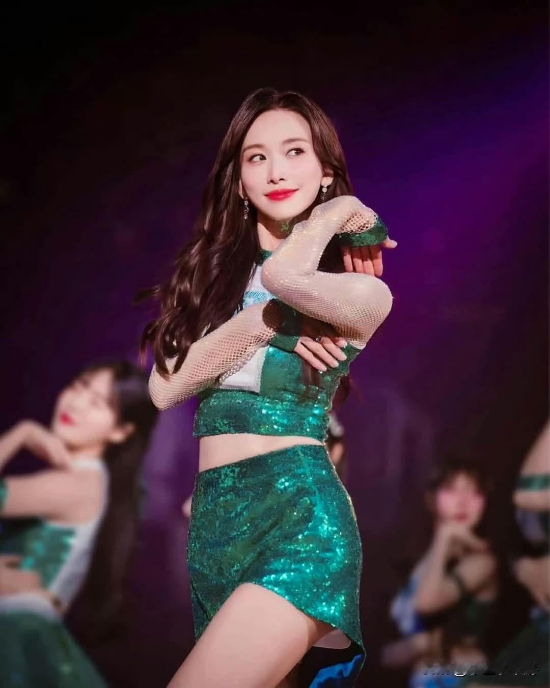 51岁的中国台湾艺人林志玲彻底“打破年龄界线”！日前她现身篮球赛开场表演，身穿青