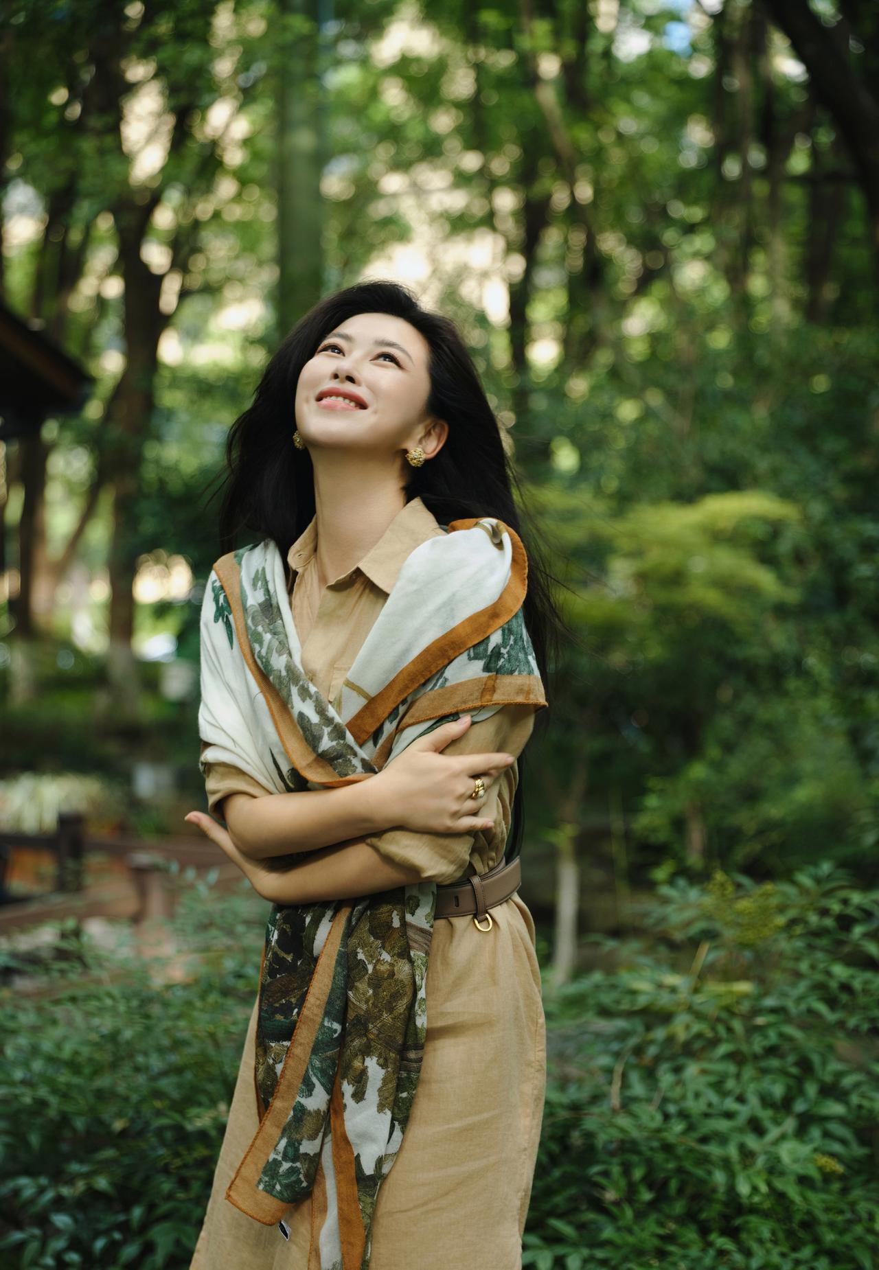 朱珠晒美照哇，穿搭好有秋天氛围感穿出了一个中年女人该有的样子优雅且有气质
