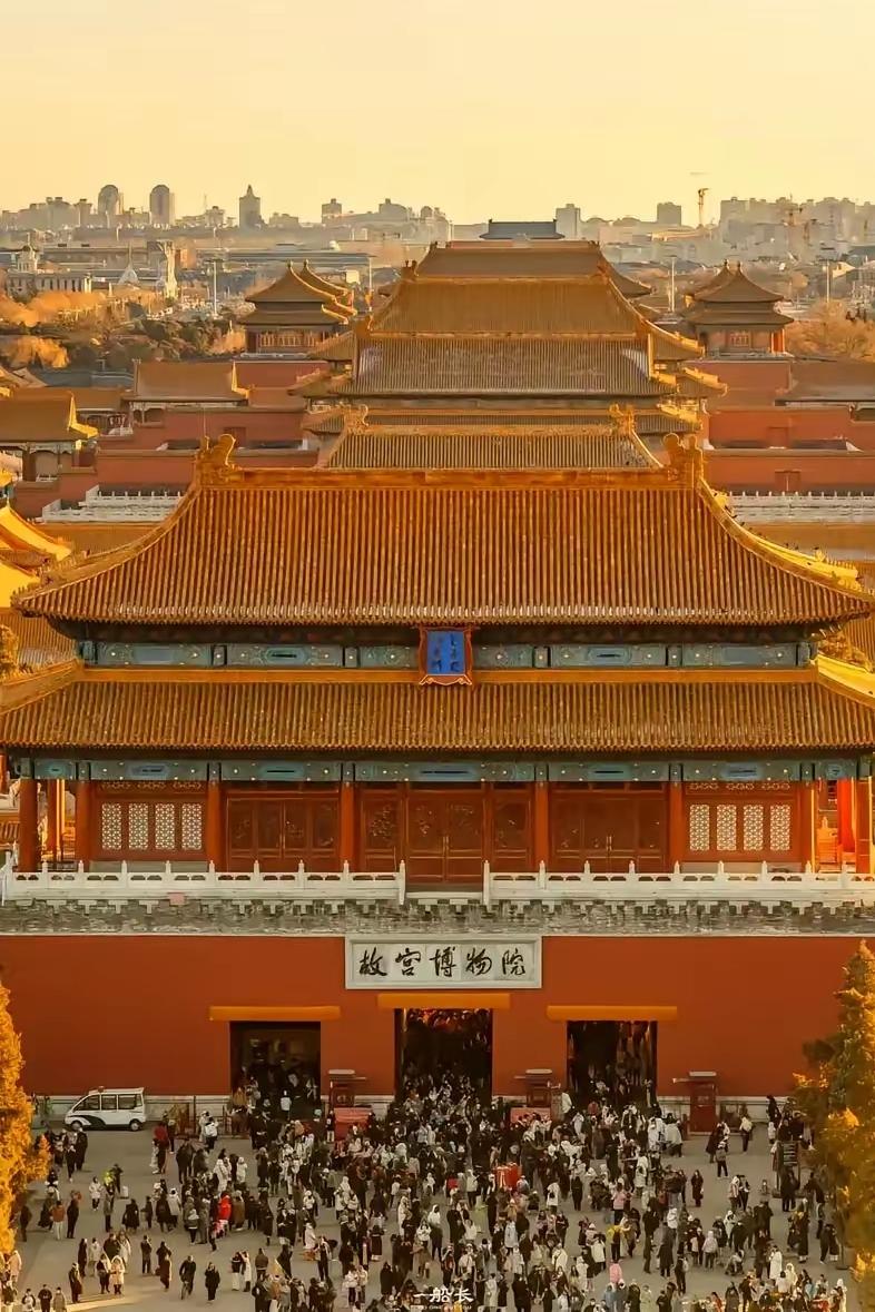 故宫缺钱到了什么地步，似乎永远入不敷出？故宫每年门票收入近8亿，文创收入大约15