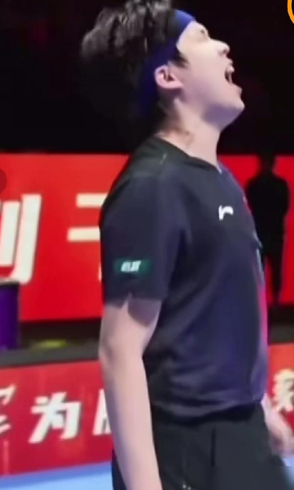 王励勤那两句话，根本不是什么表扬。我告诉你，那是把整个洛杉矶周期的KPI，死死焊