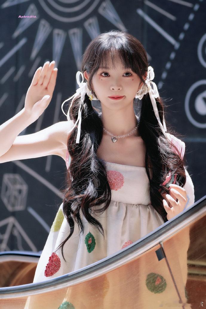 田曦薇彩色波点娃娃裙双马尾的田曦薇，特别适合双马尾的美女子~双马尾的田曦薇 ​