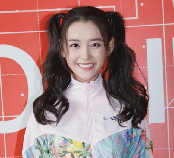 蒋依依评论区被攻陷：姐姐工作遭质疑，姐妹情深何去何从？