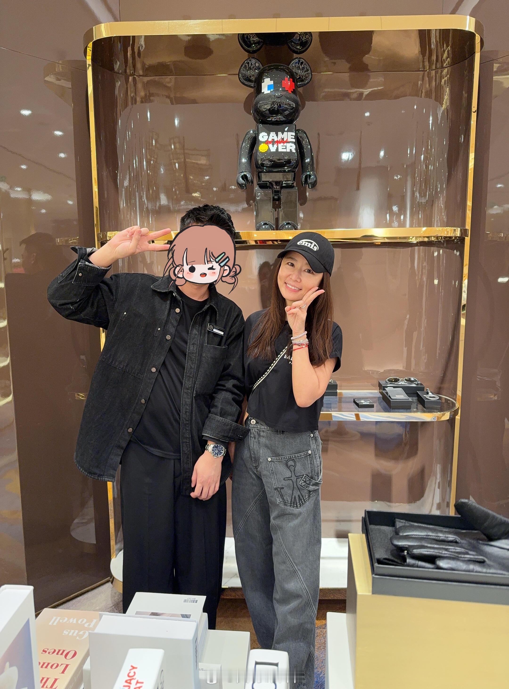 澳门偶遇林心如林心如与路人比耶合照林心如在澳门被偶遇，与路人比耶合照状态好。