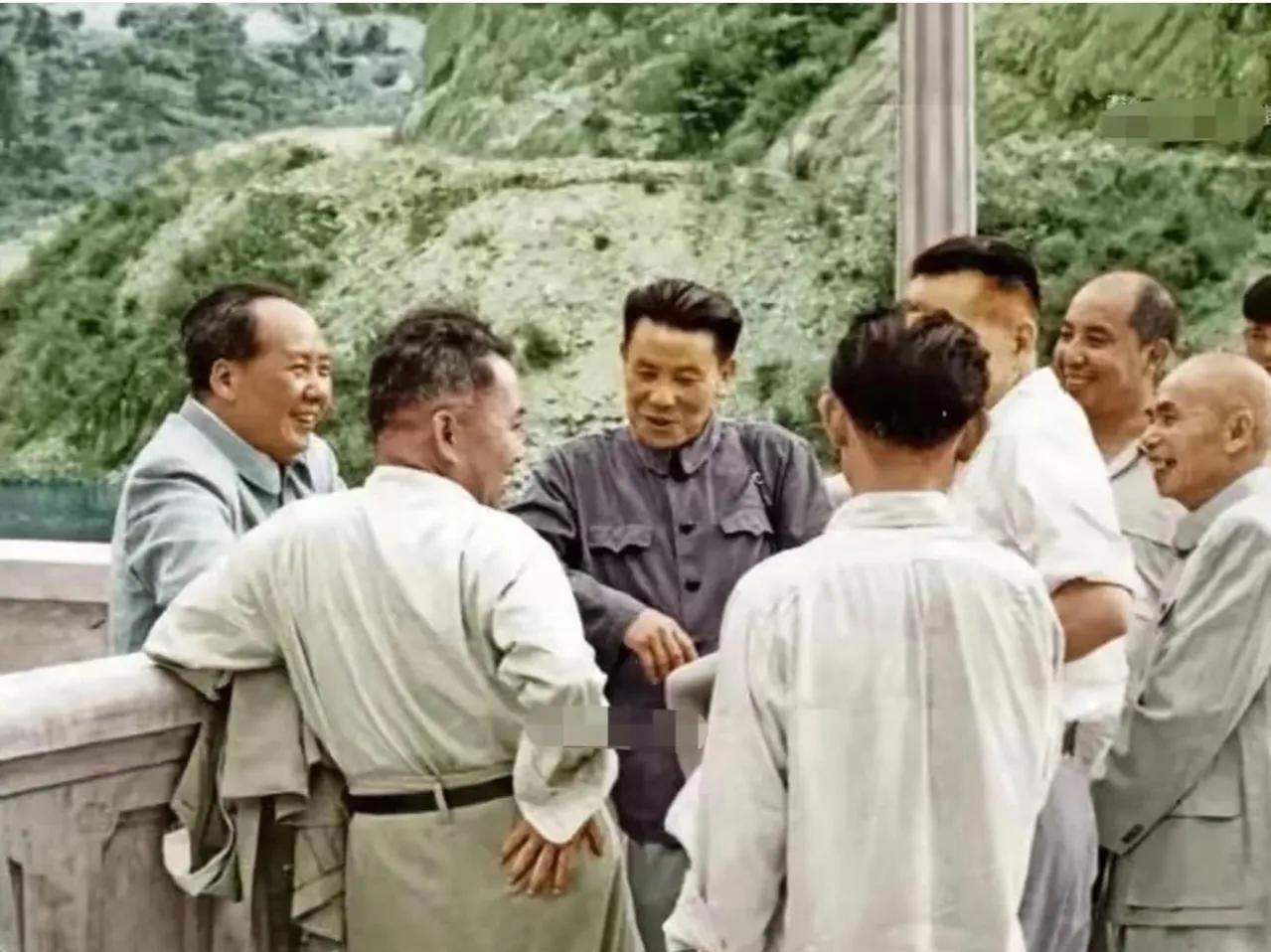 多么自然和谐，像几个同学朋友同事无拘无束！伟人就是伟人，不是装出来的，也不是摆出