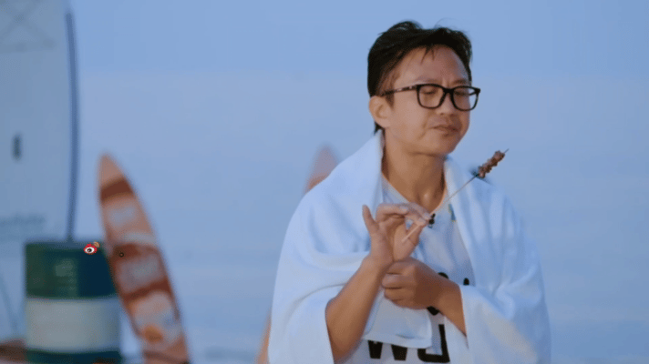 鹿晗首次烤串获邓超好评哈哈哈哈哈被夸有童年的味道，手艺得到满分肯定，相爱相杀的
