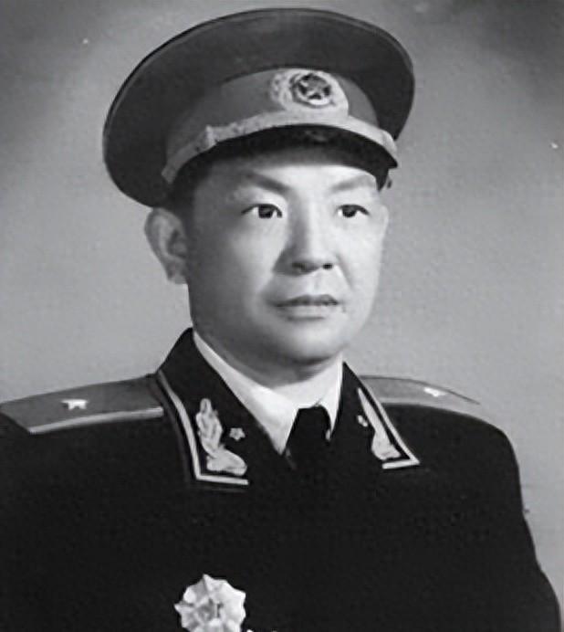 授衔往事引热议，八名将士联名发声，元帅坦然承认工作疏漏1955年授衔，四野