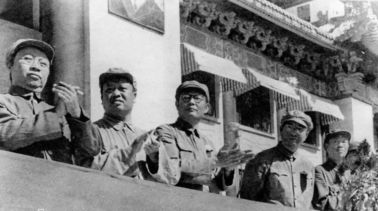 广州解放后，左起：陈赓，赖传珠，叶剑英，邓华，肖向荣等军政首长一起庆祝。他们都