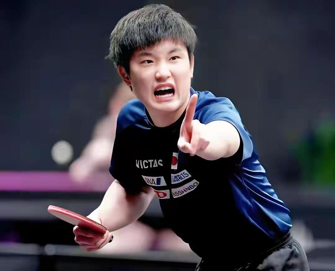 张本智和又栽倒在直拍选手拍下！亚洲杯小组赛第二轮，日本名将张本智和与香港直拍选手