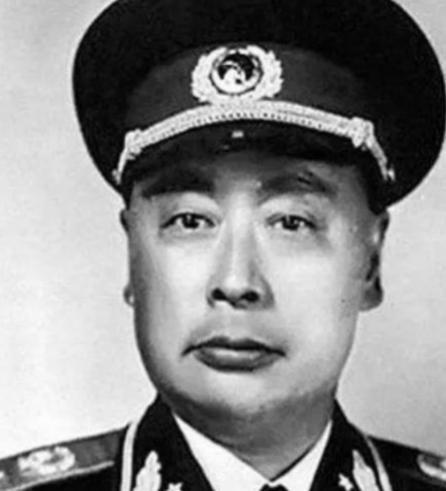 1955年全军授衔之前，刘少奇坚持反对给陈毅授元帅军衔，周恩来听闻此事，立马写了