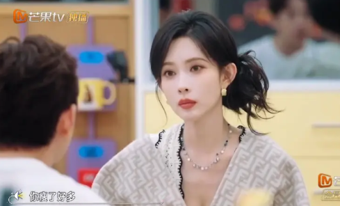 吃铁锅炖时，宋轶穿着漂亮的吊带，而坐在她旁边的孟子义，一边用毯子把自己裹的紧紧的