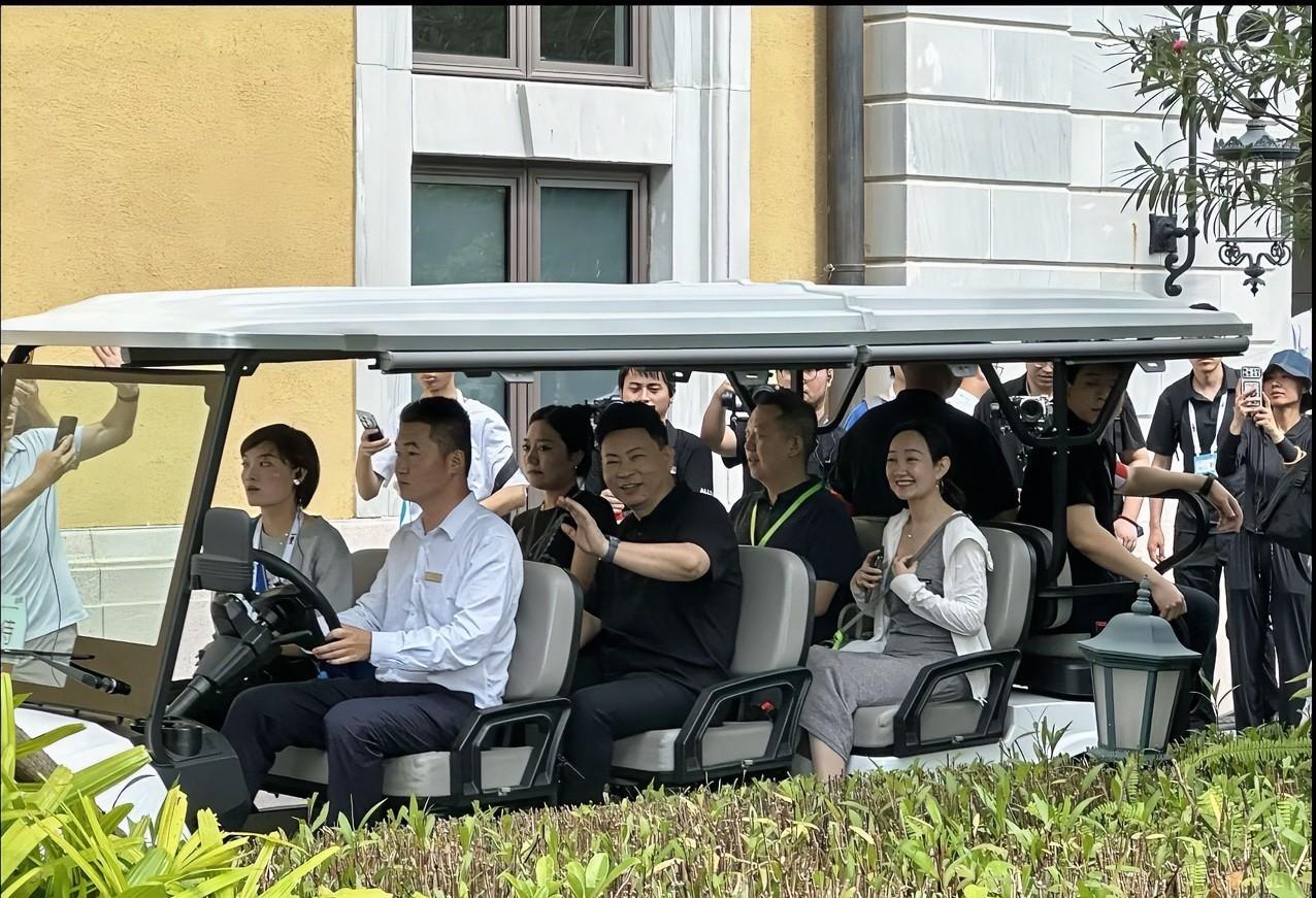 松山湖畔坐摆渡车的余承东，还笑着和粉丝打招呼，对着老余高喊一句“那四个字”不为过