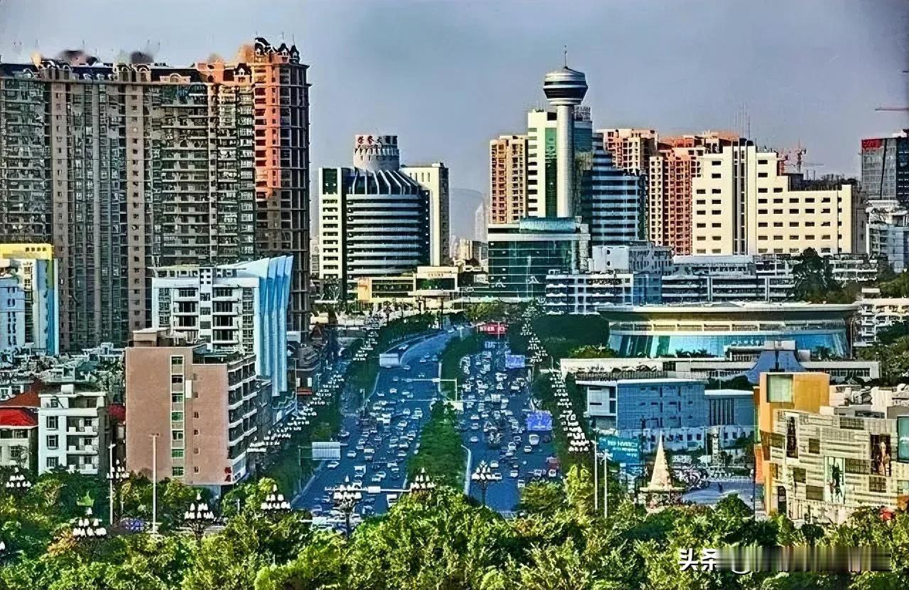 泉州市区其实挺大的，从泉州机场到西街，城市看上去也不错，不少外地游客感觉泉州还行