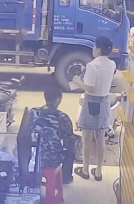 不要低估人性中的“恶”，哪怕这是你媳妇，你也是缺大德了！人家美女在接电话，边