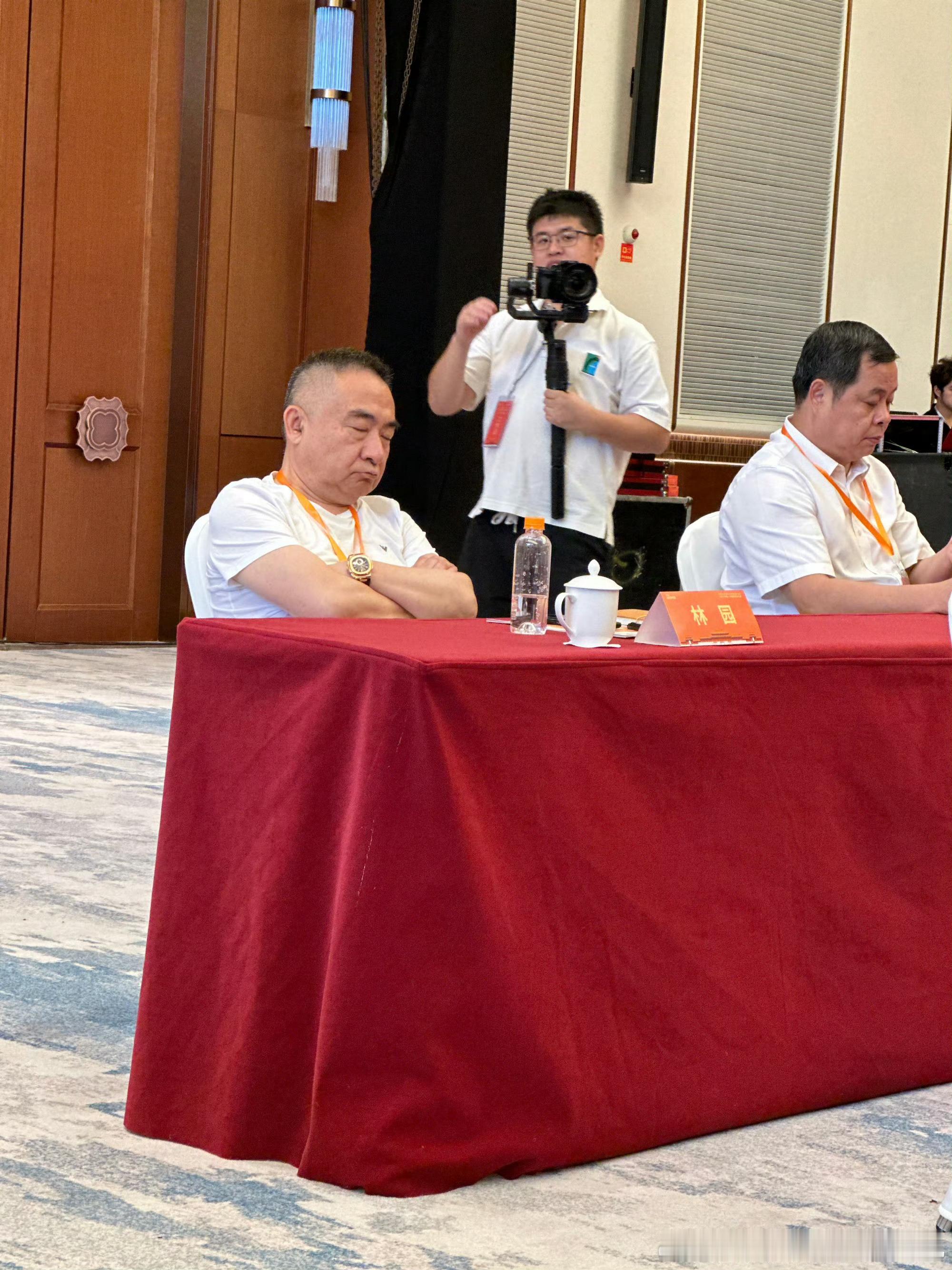 目前网络上的观点是：5000亿市值寒武纪，前三季度净利润，16亿，大超预期，下周