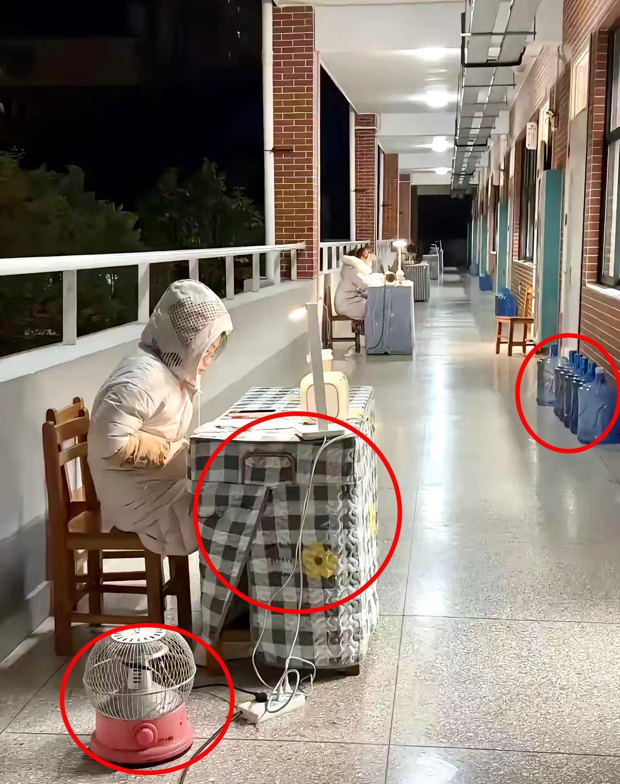 这张突然出现又无人认领但让老师和家长都崩溃的【冬夜露天走廊答疑图】怎么看都漏洞百