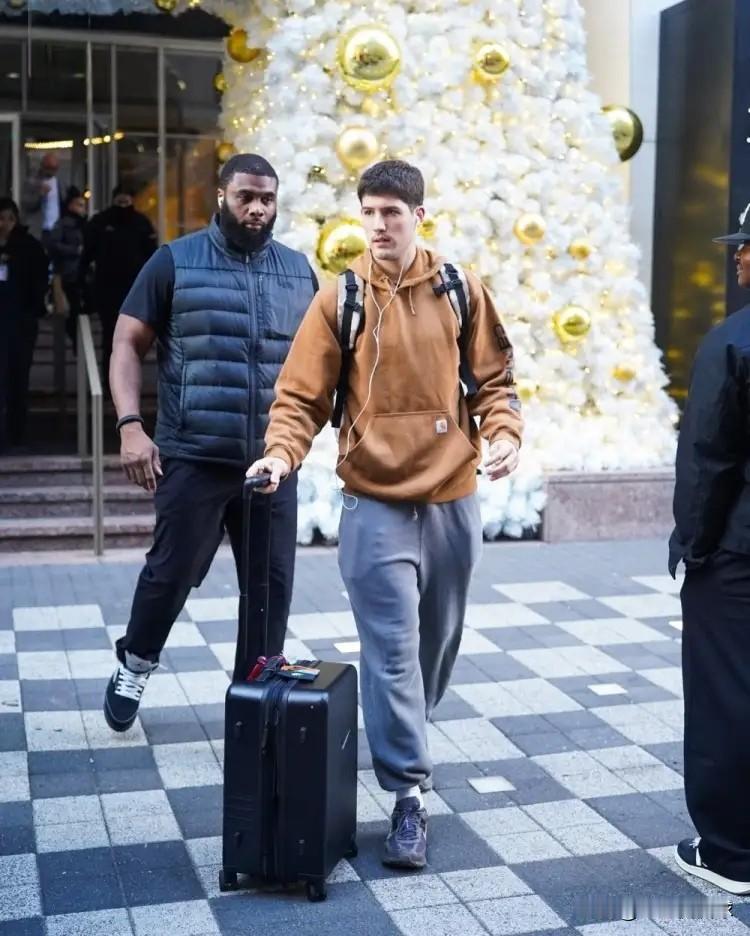 火箭新星谢波德真是手感发烫！在今天火箭客场挑战独行侠的上半场比赛中，谢波德的手感