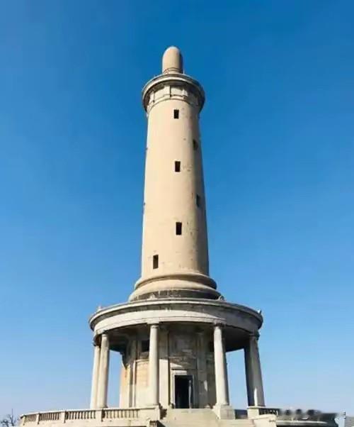 太蹊跷了！大连旅顺，一座老塔刚传出要拆，日本立马跳脚，开口就讨“废料”，结果地基