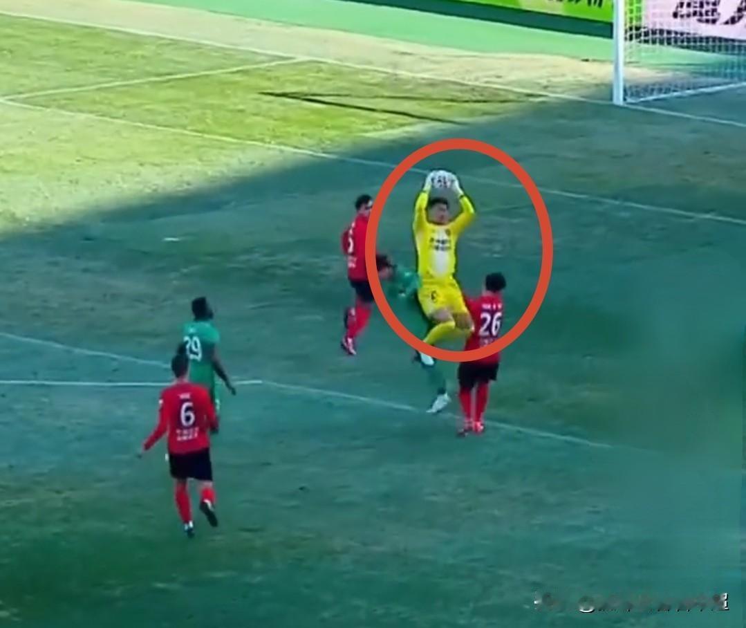 开场30秒，守门员冲出禁区，双手把球抱住了。裁判掏出的，是张黄牌。这不对。