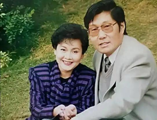 🌞下图是李谷一和丈夫肖卓能（开国大将萧劲光的儿子）的一张合影，摄于90年代