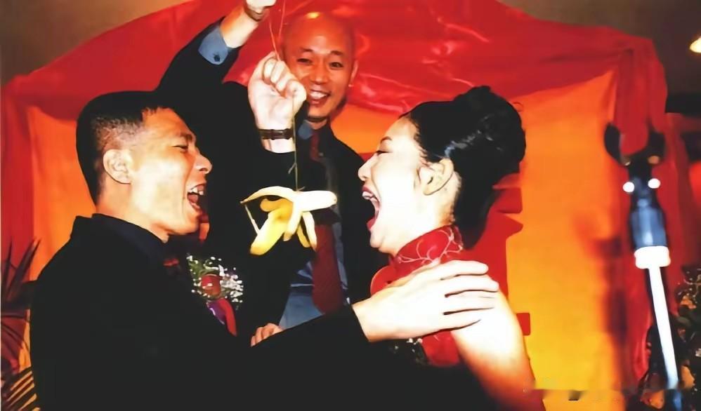 冯小刚娶了徐帆真是郎才女貌，徐帆漂亮真就是那个完美的青衣感觉，冯小刚虽然丑点，但